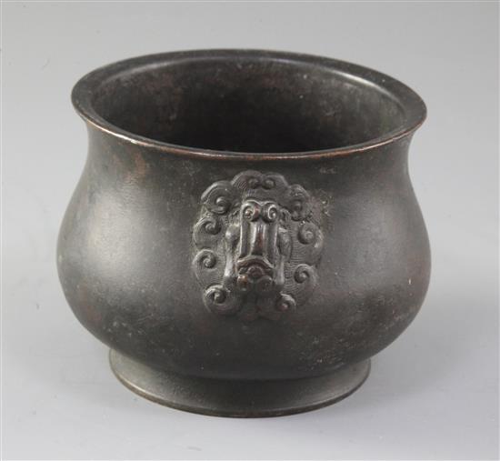 A Chinese bronze censer, gui, 17th/18th century, total height 14.5cm